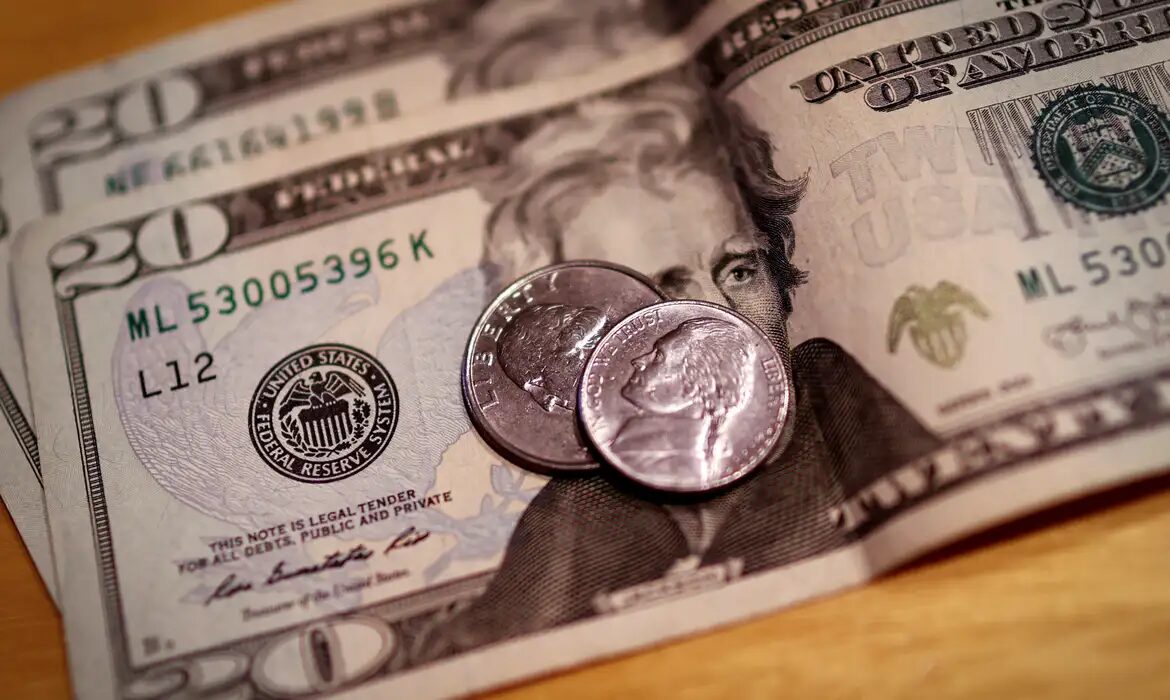 Dólar cai para R$ 5,68 e atinge menor nível desde novembro
