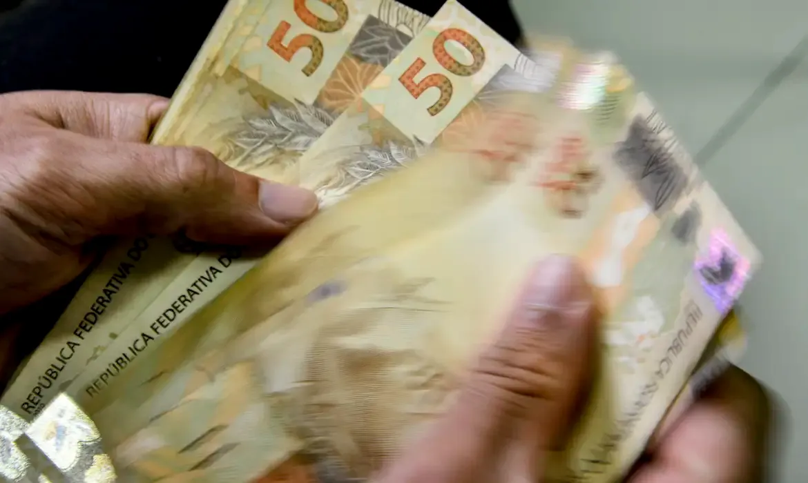 Endividamento das famílias cai, mas CNC prevê alta até o fim do ano