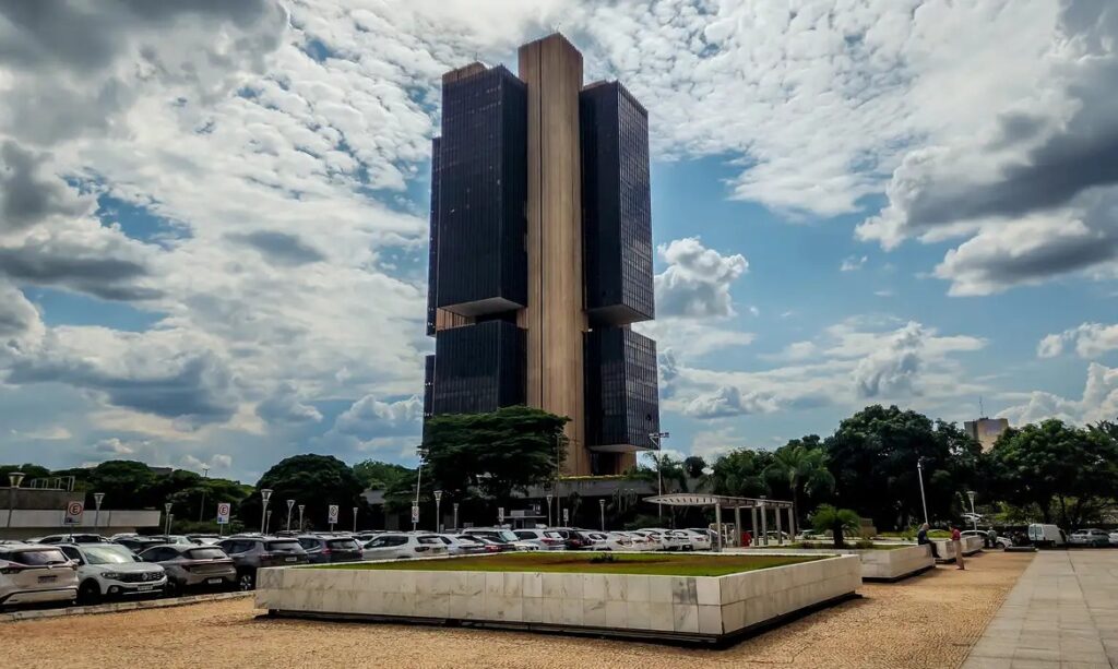 Copom eleva Selic para 14,25% ao ano em meio a incertezas econômicas 1 Copom eleva Selic para 14,25% ao ano em meio a incertezas econômicas