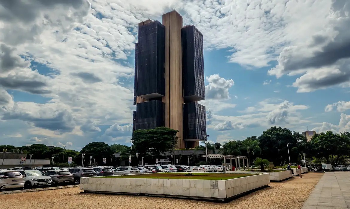 Copom eleva Selic para 14,25% ao ano em meio a incertezas econômicas