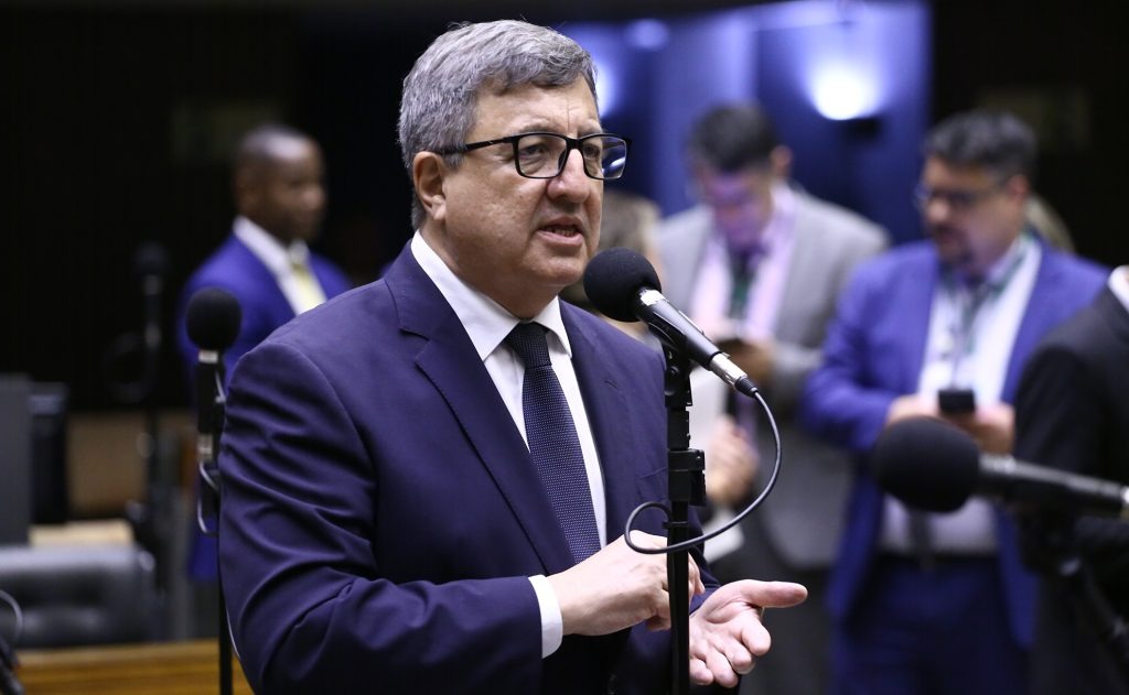 DANILO FORTE PROTOCOLA PL PARA TIPIFICAR AÇÃO DE FACÇÕES E MILÍCIAS COMO TERRORISMO
