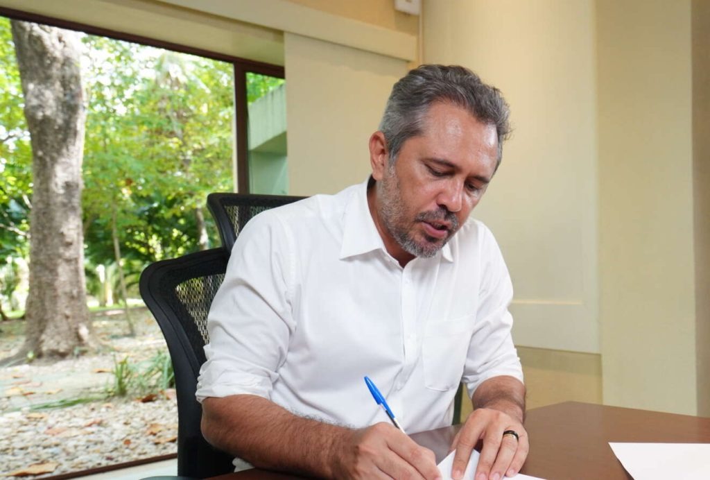 Elmano concede reajuste de 8,83% para professores das universidades estaduais 1 Elmano concede reajuste de 8,83% para professores das universidades estaduais
