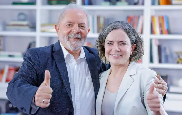 Lula anuncia Gleisi Hoffmann como nova ministra da SRI