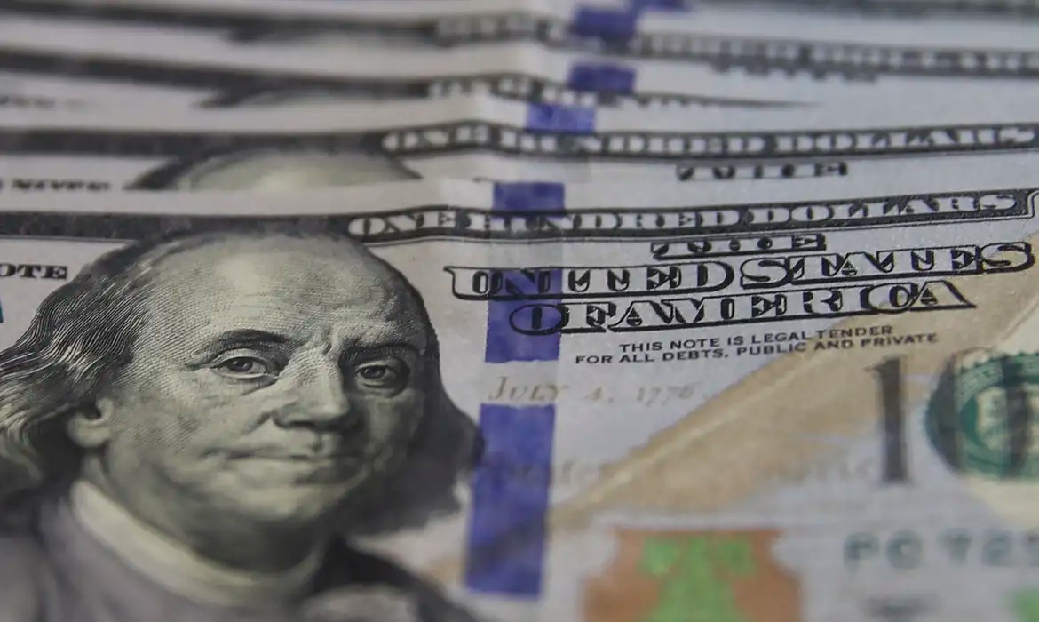 Dólar tem maior queda em 2 anos e fecha a R$ 5,75