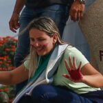 Bolsonaro usa igrejas e fake news sobre Débora para inflamar fiéis contra o STF e tenta se livrar de julgamento por tentativa de golpe.
