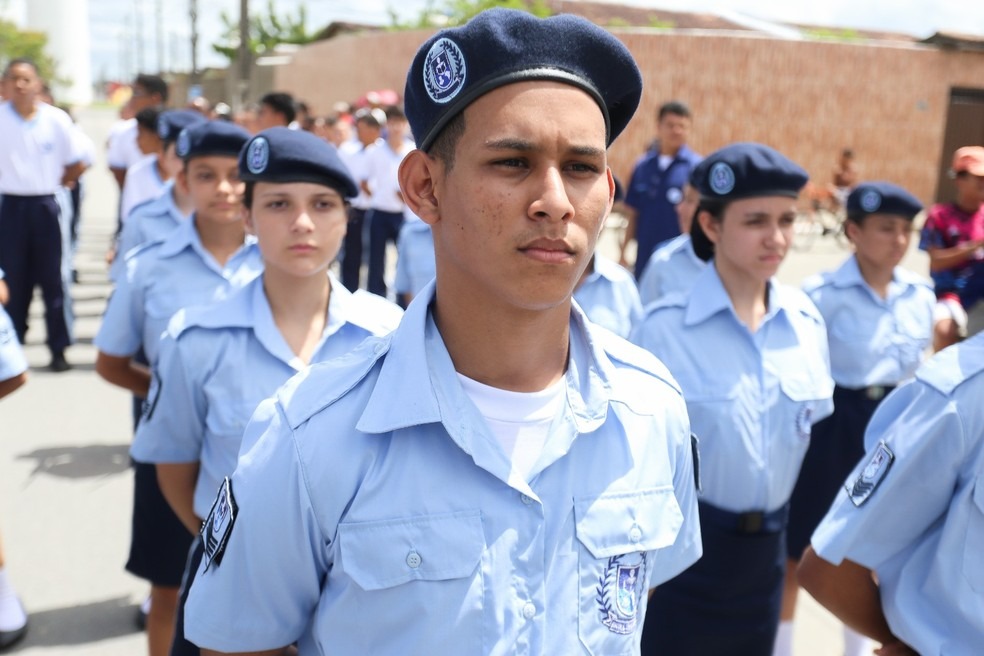 Escola cívico-militar: Uma ameaça à democracia do conhecimento e da criticidade 1 Escola cívico-militar: Uma ameaça à democracia do conhecimento e da criticidade