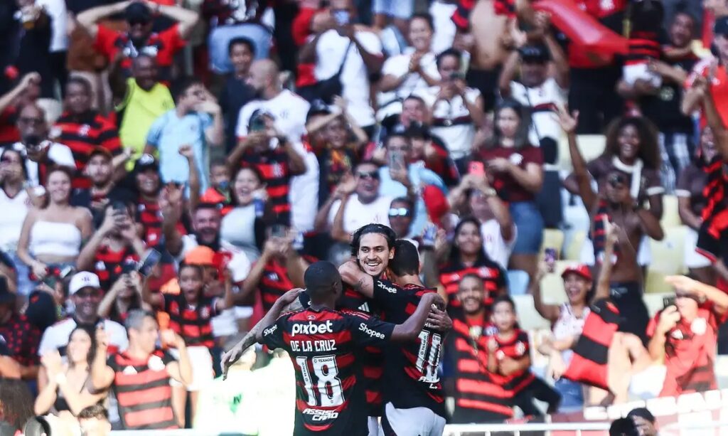 Flamengo goleia Corinthians por 4 a 0 e assume liderança do Brasileiro 1 Flamengo goleia Corinthians e assume liderança do Brasileiro