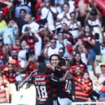 Flamengo goleia Corinthians e assume liderança do Brasileiro