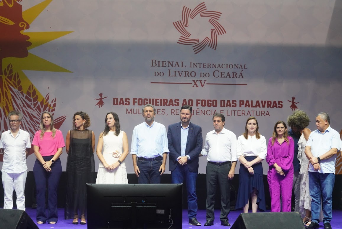 Elmano anuncia 10 mil vale-livros na Bienal do Ceará