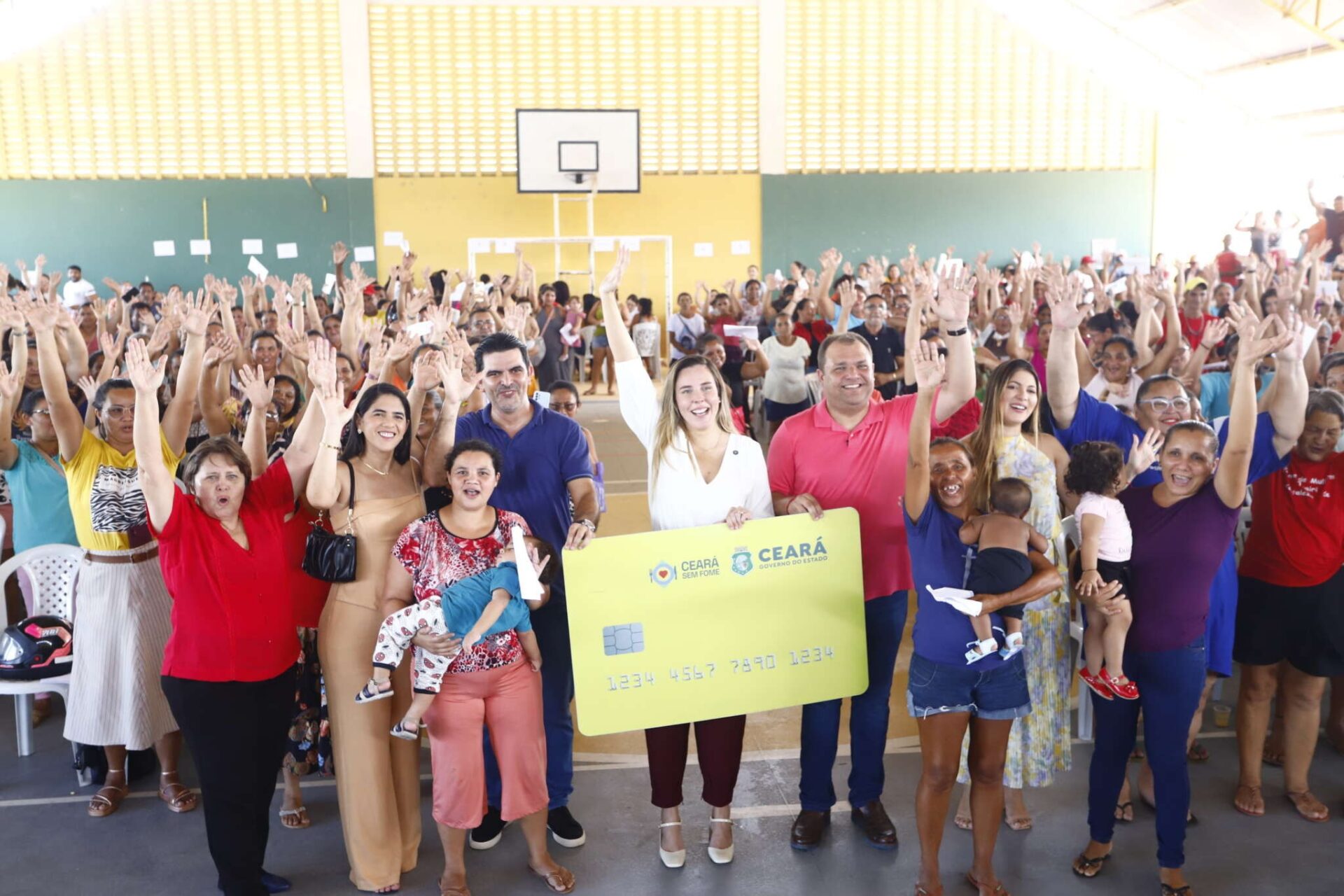Ceará entrega cartões do Ceará Sem Fome em Itapipoca e Trairi