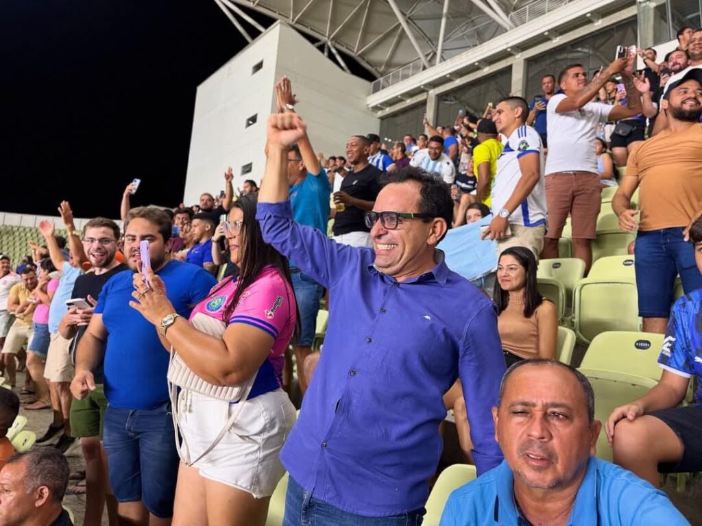 Deputado Pedro Lobo acompanha vitória do Azulão da Princesa, junto com a torcida, a caminho da Série A do Cearense 1 Pedro Lobo acompanha vitória do Crato rumo à Série A
