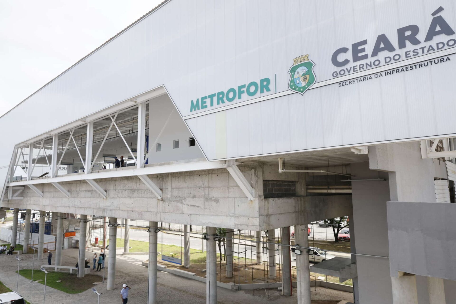 Linha VLT Aeroporto recebe visita de Elmano de Freitas