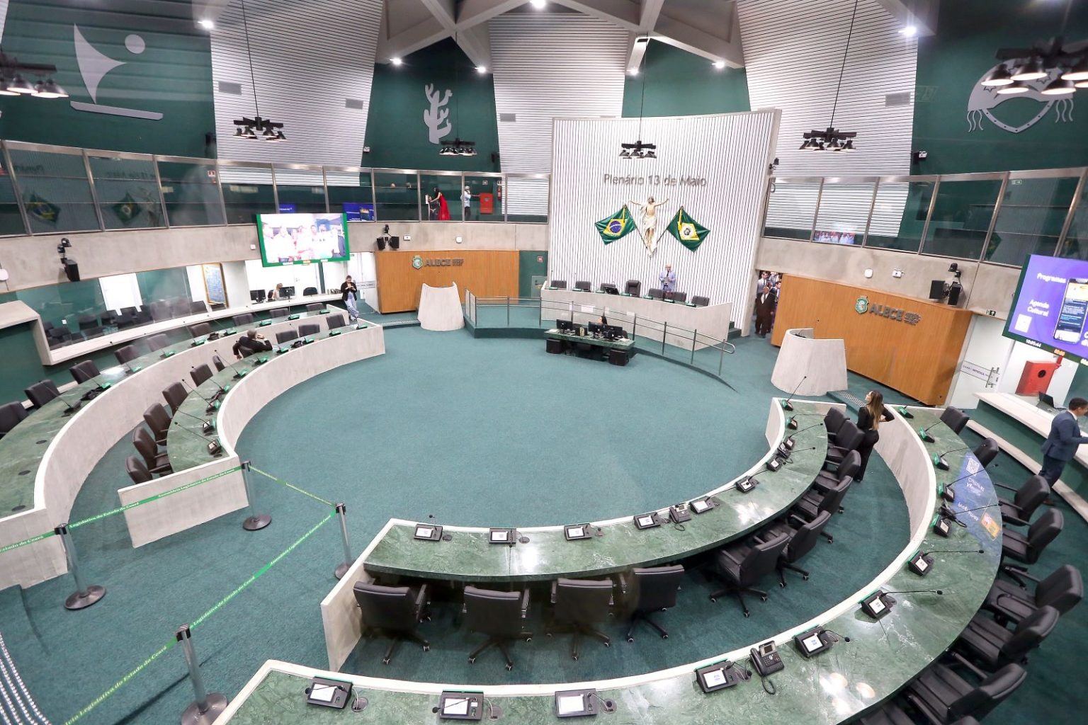 Alece aprova sete leis sobre direitos das mulheres em março