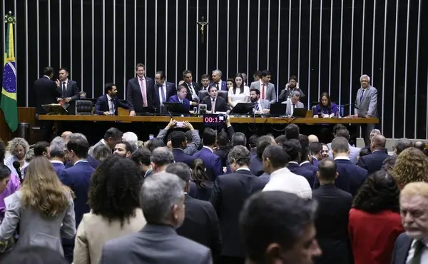 Câmara debate regulação das redes com foco na proteção infantil