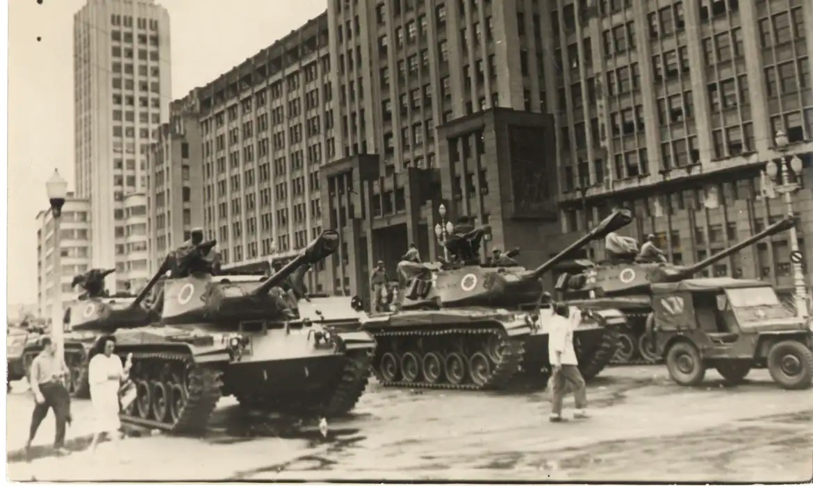 Golpe de 1964 inspira golpismo de 8/1, dizem especialistas