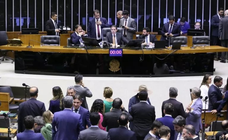 Em manobra para livrar Bolsonaro, Câmara tranca processo contra Ramagem por tentativa de golpe 1 Em manobra para livrar Bolsonaro, Câmara tranca processo contra Ramagem por tentativa de golpe