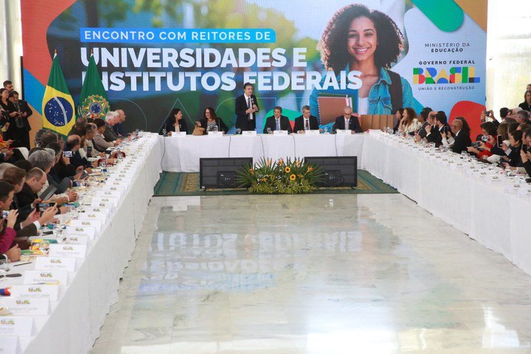 MEC anuncia R$ 400 mi para universidades federais