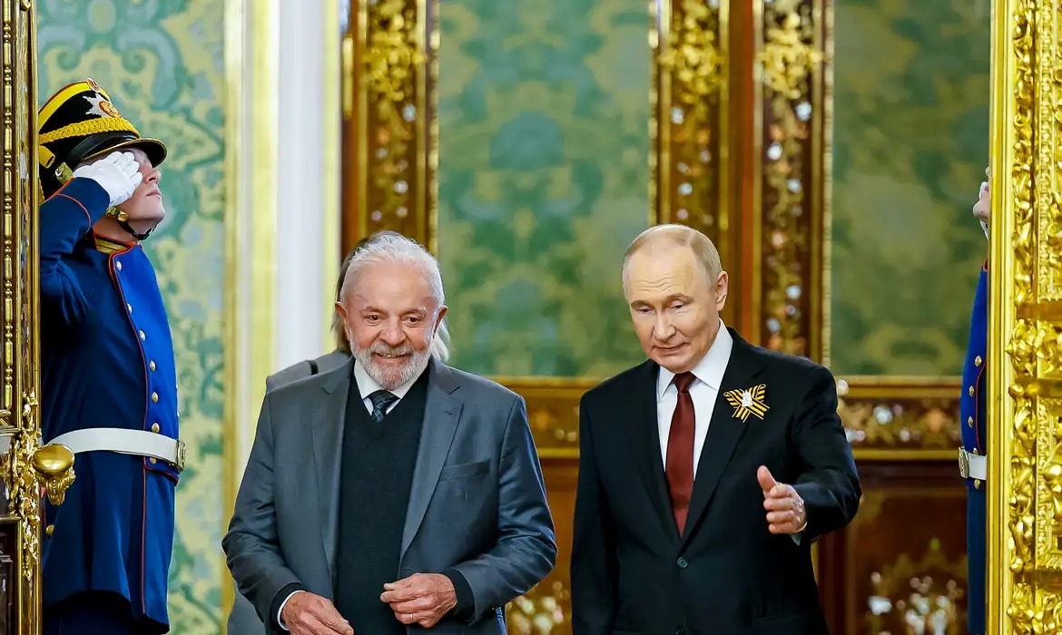 Lula pede a Putin reunião com Zelensky pela paz