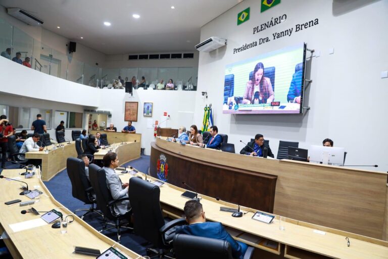 Câmara de Juazeiro homenageia garis e aprova projetos