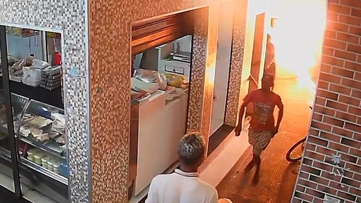 Homem é incendiado no Mercado do Pirajá em Juazeiro 1 Homem é incendiado no Mercado do Pirajá em Juazeiro