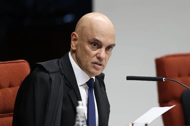 Moraes adota medida inédita em ação contra Bolsonaro
