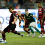 Flamengo vence Palmeiras e cola na liderança do BR