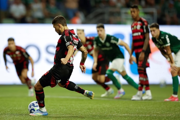 Flamengo vence Palmeiras e cola na liderança do BR 1 Flamengo vence Palmeiras e cola na liderança do BR