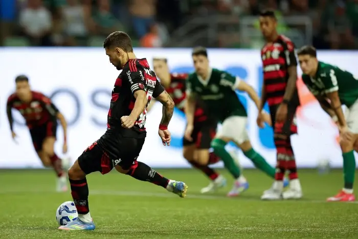 Flamengo vence Palmeiras e cola na liderança do BR