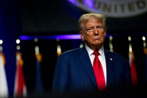 Justiça dos EUA suspende tarifas de Trump