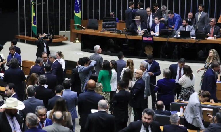 Câmara aprova reajuste salarial de servidores públicos