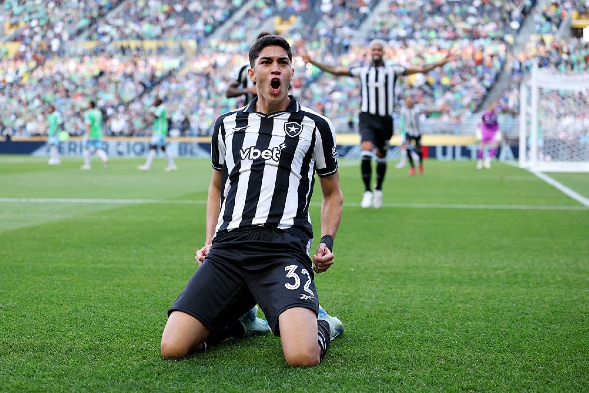 Jair do Botafogo comemora gol no Mundial