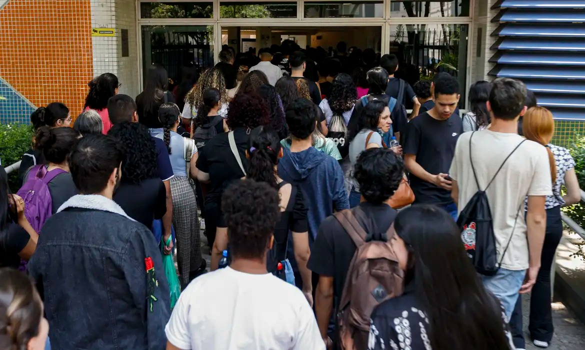 Lula sanciona lei que amplia para 30% cotas para negros em concursos