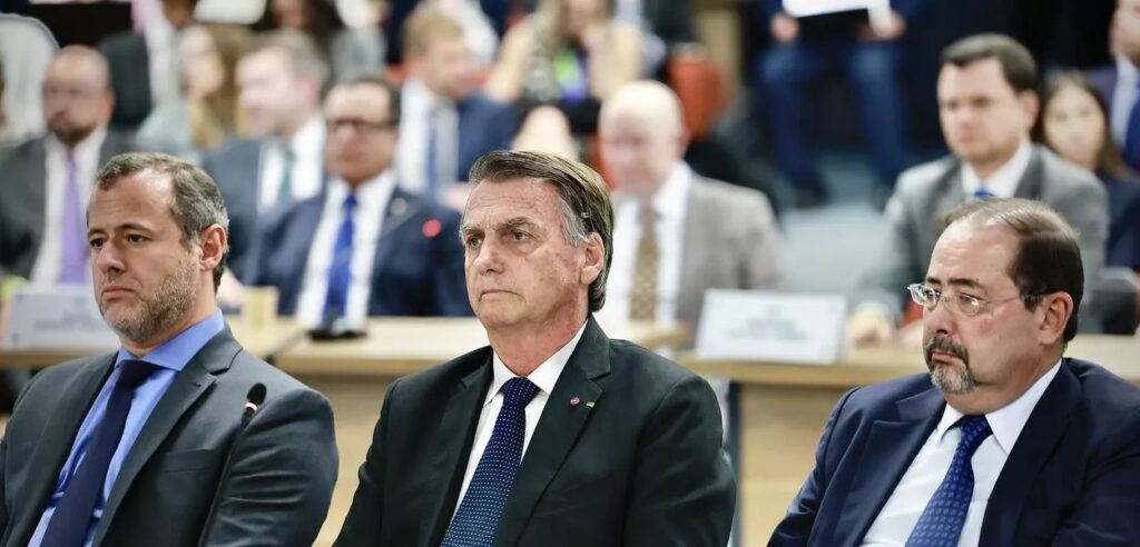 Bolsonaro chama apoiadores golpistas de “malucos” e nega responsabilidade por atos antidemocráticos 1 Bolsonaro chama apoiadores golpistas de “malucos” e nega responsabilidade por atos antidemocráticos