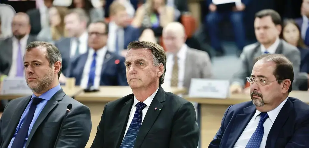 Bolsonaro chama apoiadores golpistas de “malucos” e nega responsabilidade por atos antidemocráticos 1 Bolsonaro chama apoiadores golpistas de “malucos” e nega responsabilidade por atos antidemocráticos