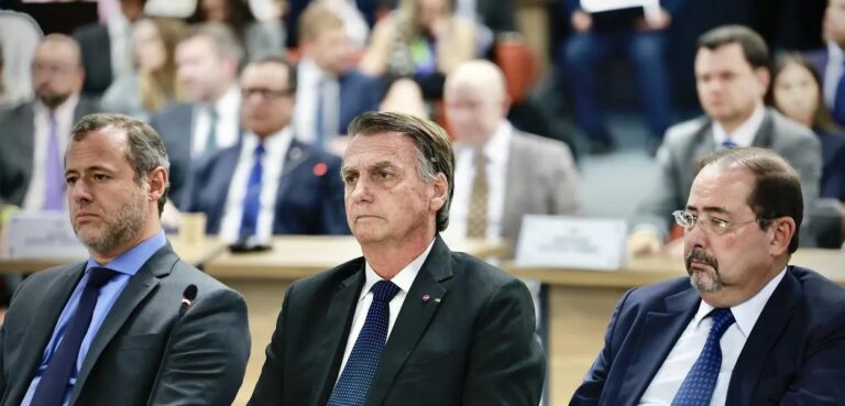 Bolsonaro chama apoiadores golpistas de “malucos” e nega responsabilidade por atos antidemocráticos