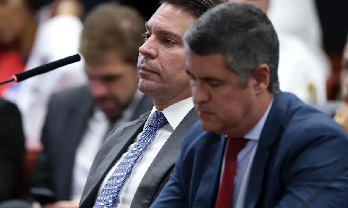 Ramagem recua e diz que ataques às urnas eram anotações privadas sem provas de fraude