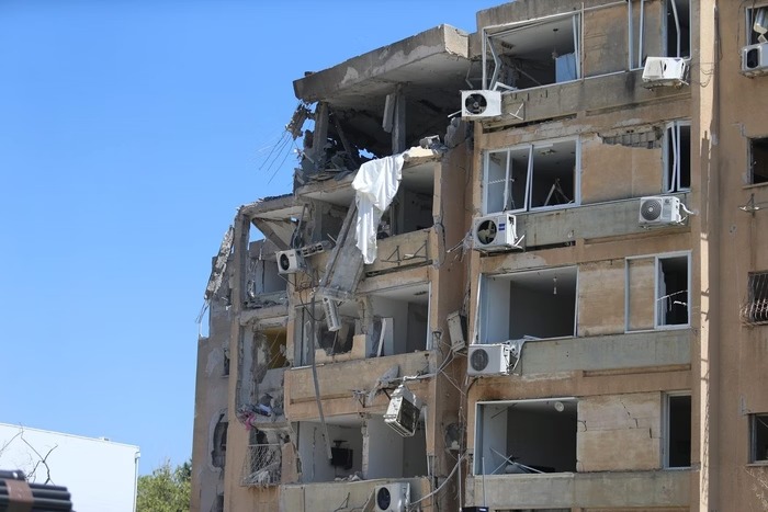 Míssil do Irã atinge maior hospital do sul de Israel