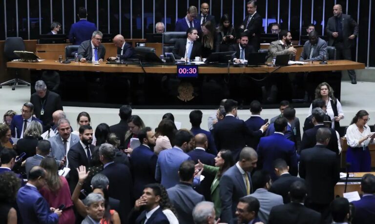 Câmara aprova urgência para suspender decreto do IOF