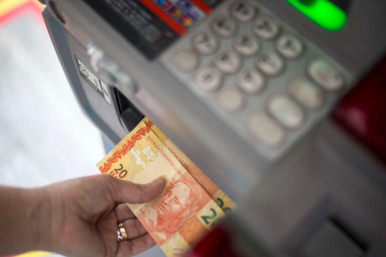 Governo do Ceará antecipa 13º e injeta R$ 2 bi na economia