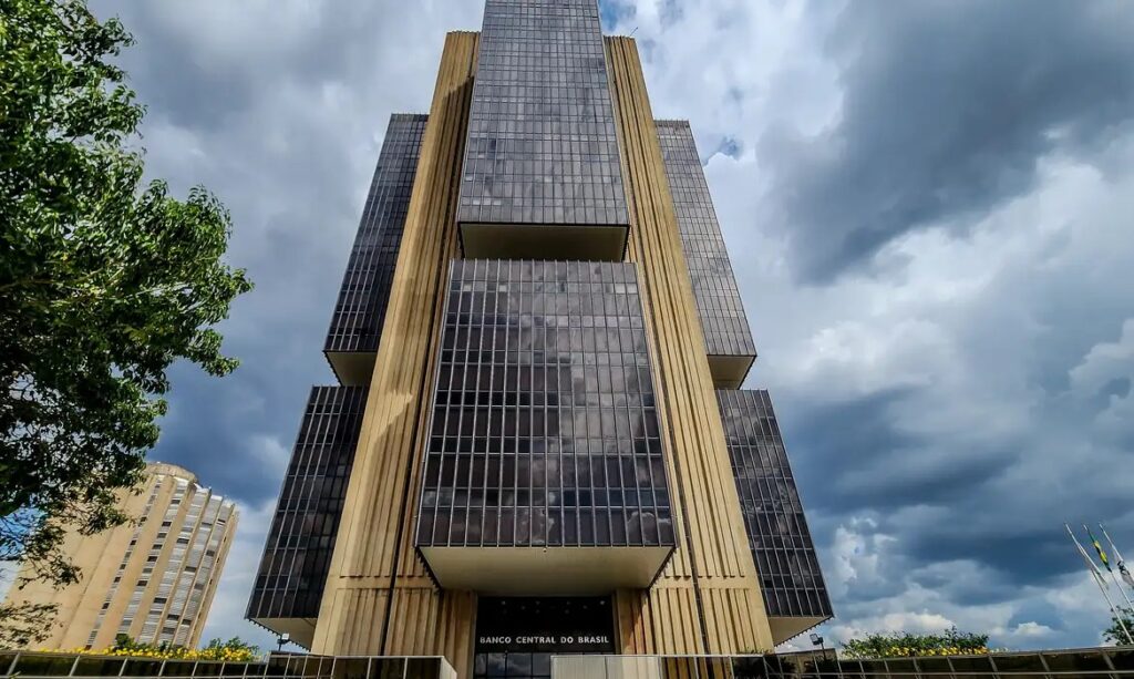 Copom eleva juros básicos da economia para 15% ao ano