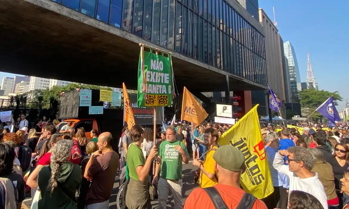 Manifestantes protestam contra PL da Devastação