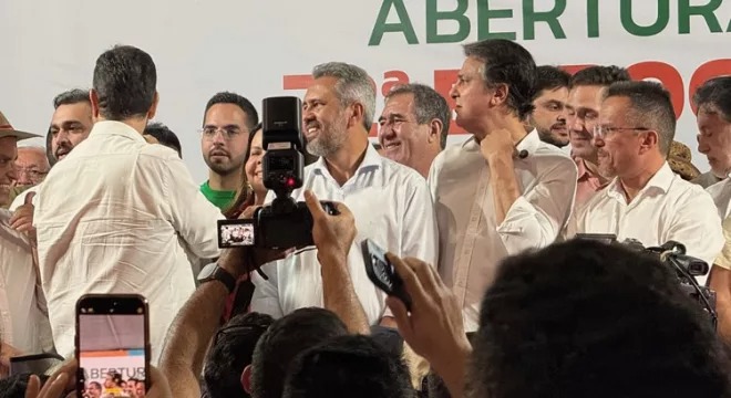 Davi de Raimundão participa da abertura da ExpoCrato ao lado de Elmano e Camilo Santana