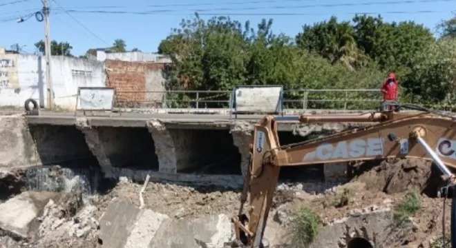 Juazeiro do Norte inicia obra em ponte que desabou parcialmente no bairro Limoeiro