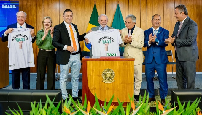 Lula assina MP que isenta taxistas de taxa de verificação de taxímetros e amplia prazo de vistoria