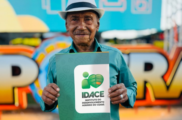 Governo do Ceará entrega mais de 800 títulos de terra a famílias do Cariri durante a Expocrato 2025
