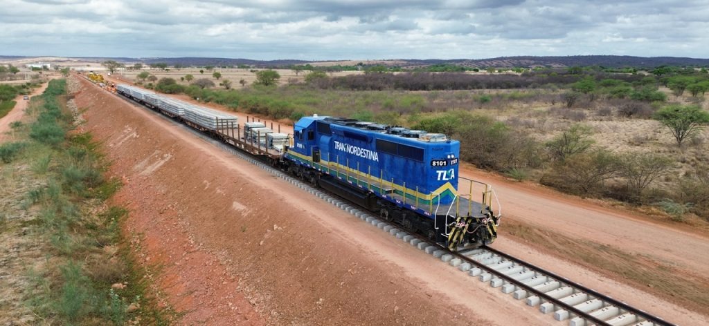 Elmano assina ordem de serviço para obras do Porto Seco de Quixeramobim