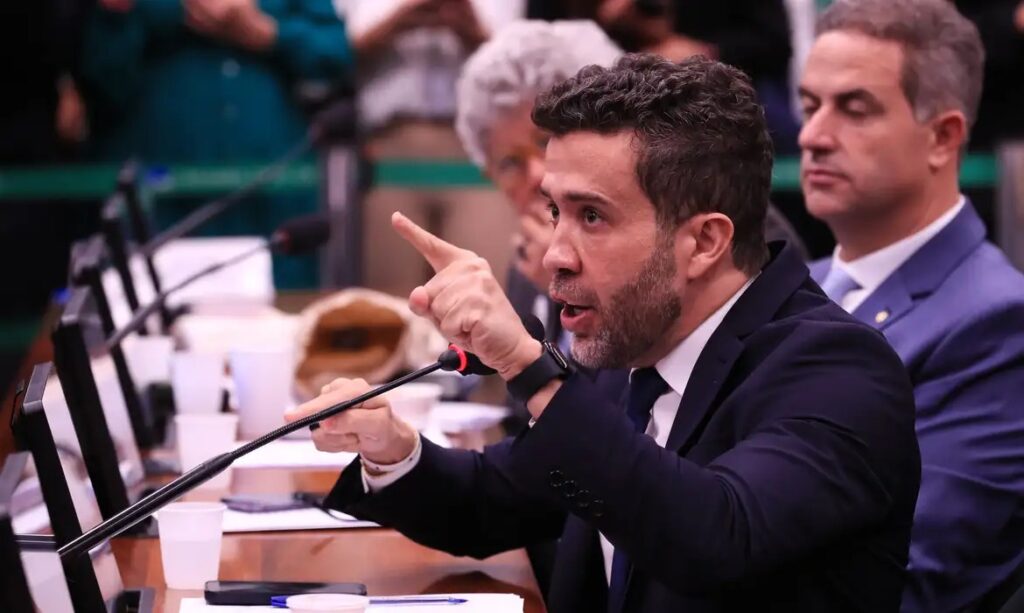 Janones é suspenso por 3 meses na Câmara por ofensas consideradas homofóbicas contra Nikolas Ferreira