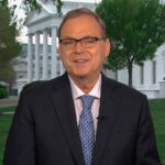 Assessor de Trump se enrola ao justificar tarifa de 50% sobre Brasil em nome de Bolsonaro