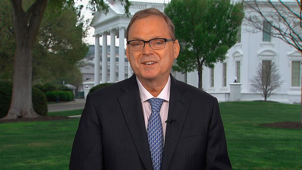 Assessor de Trump se enrola ao justificar tarifa de 50% sobre Brasil em nome de Bolsonaro