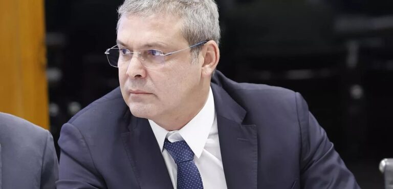 Lindbergh faz apelo por justiça tributária e diz: povo não pode sustentar privilégios dos super-ricos